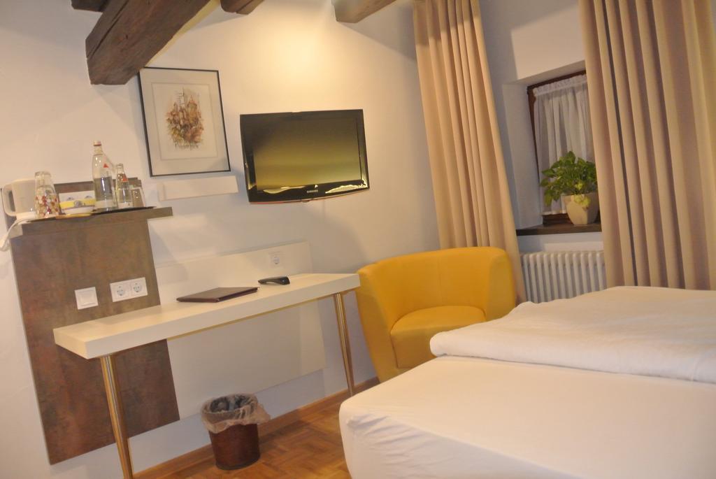 Hotel-Restaurant Goldenes Lamm Dinkelsbuehl Room photo